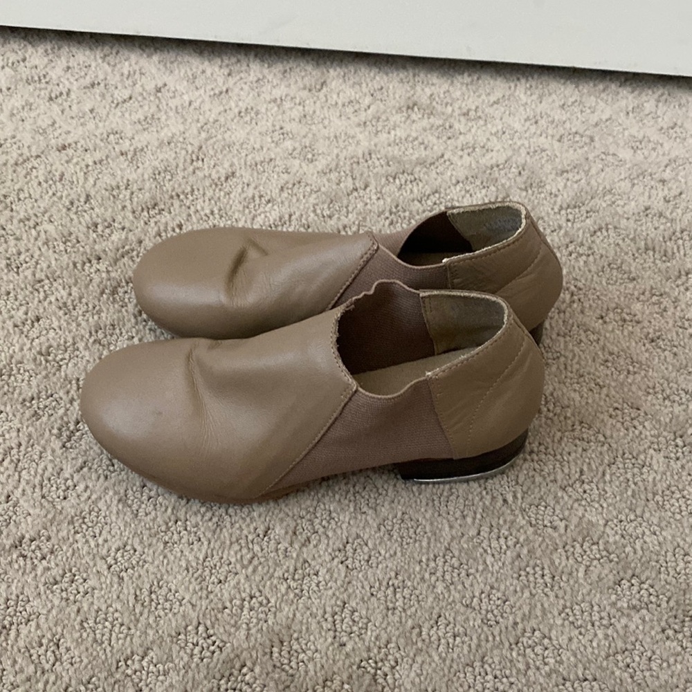 Girls Leo tan tap shoes